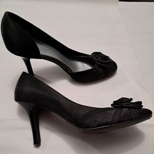 Fioni Black Heels With A Satin Rose   Size 7